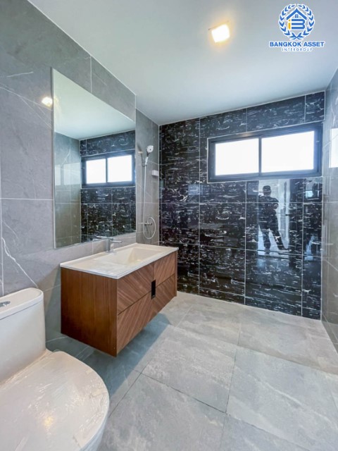 บ้านมือสอง ย่านกรุงเทพฯ ม.ชัยพฤกษ์ บางแวก เนื้อที่ 104.8 ตร.ว. ฟังก์ชัน 5 ห้องนอน 4 ห้องน้ำ จอดรถได้ 2 คัน บนทำเลเดินทางสะดวก เชื่อมต่อหลายเส้นทาง และเดอะมอลล์บางแค ทางด่วน "กาญจนาภิเษก" และรถไฟฟ้า "สถานีภาษีเจริญ"